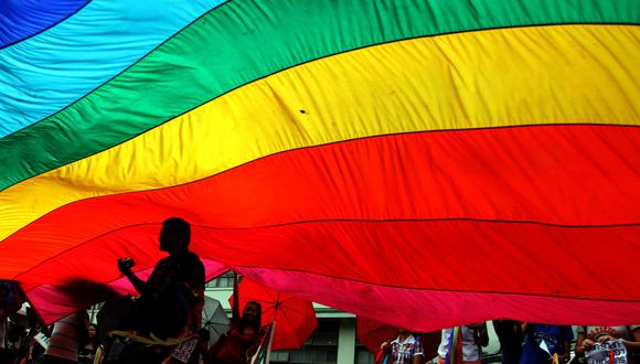 Imagen de archivo muestra a un activista gay recortado en la bandera del arco iris, los colores de la comunidad lésbica, gay, transgénero y bisexual (LGTB) durante un mitin en la Universidad de Filipinas.  (Foto: JASON GUTIERREZ / AFP)