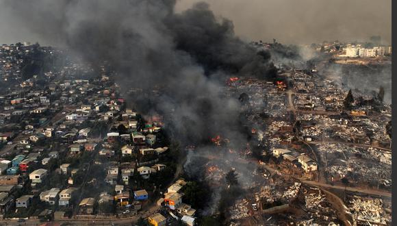 Vista aérea del incendio forestal que afecta los cerros de la ciudad de Viña del Mar en el sector de Las Pataguas, Chile, tomada el 3 de febrero de 2024. (Foto de Javier TORRES/AFP)