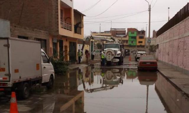 Esta mañana se reportó un aniego de aguas residuales en la cuadra 7 de la urbanización Nicolás de Piérola, en San Martín de Porres. (Foto: Sedapal)