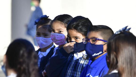 Una alumna se ajusta la mascarilla en la escuela católica St. Joseph en La Puente, California, el 16 de noviembre de 2020, en plena pandemia de coronavirus en Estados Unidos. (Foto de Frederic J. BROWN / AFP).