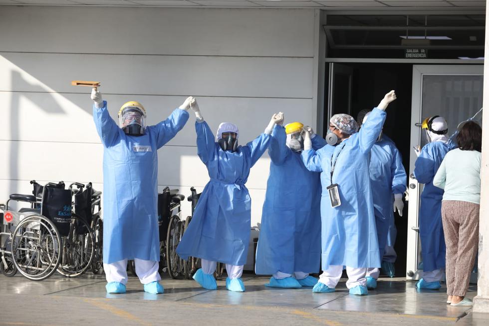 Un grupo de médicos y enfermeras del Hospital Guillermo Kaelin de la Fuente de EsSalud, ubicado en en Villa María del Triunfo, realizaron un plantón esta mañana como medida de reclamo debido a que a dicho centro de salud no ha llegado hasta el momento ninguna dosis de vacuna contra la COVID-19 del laboratorio Sinopharm. (Foto: Britanie Arroyo / @photo.gec)