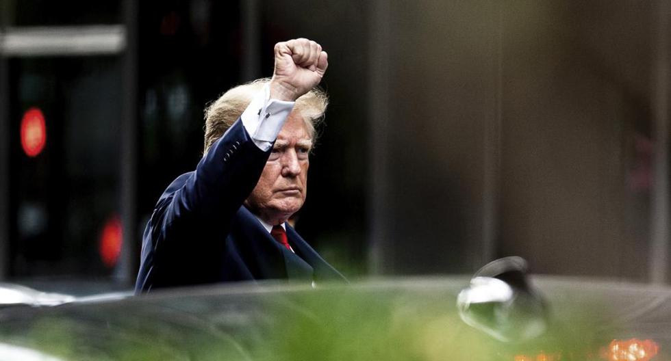 Donald Trump levantó el puño al salir de la Trump Tower en Nueva York, miércoles 10 de agosto de 2022, para dirigirse a la oficina de la procuradora general de Nueva York. (Foto AP/Julia Nikhinson).