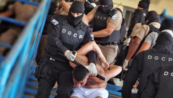 Las autoridades de seguridad de El Salvador reportaron la noche del lunes la captura de más de 1.400 supuestos pandilleros en las últimas horas. (Foto: Secretaría de la Presidencia de El Salvador vía AFP)