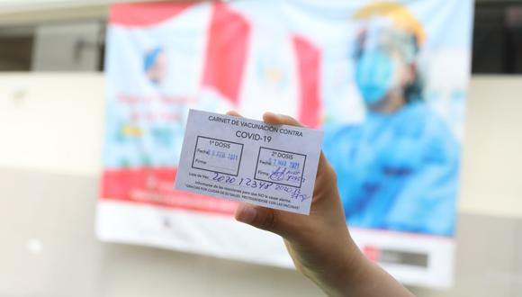 Mientras el debate por la compra de las vacunas, en el Perú el personal médico continúa recibiendo la segunda dosis de la vacuna contra el COVID-19. (Foto: Britanie Arroyo / @photo.gec)