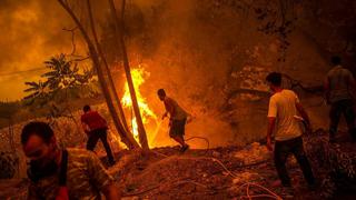 Fuego al norte de Atenas se descontrola y ordenan la evacuación de cuatro pueblos