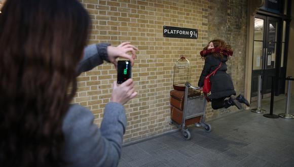 Los visitantes podrán conocer cuál es el punto concreto en el que se encuentra el andén 9 y 3/4, situado en la estación de King’s Cross de Londres, a través del cual Harry Potter y la familia Weasley acceden a la estación mágica de la que parte el tren a Howarts.  (Foto: Peter Macdiarmid/Getty Images)
