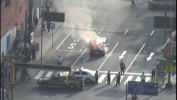 Miraflores: un carro se incendió en plena avenida Angamos Oeste