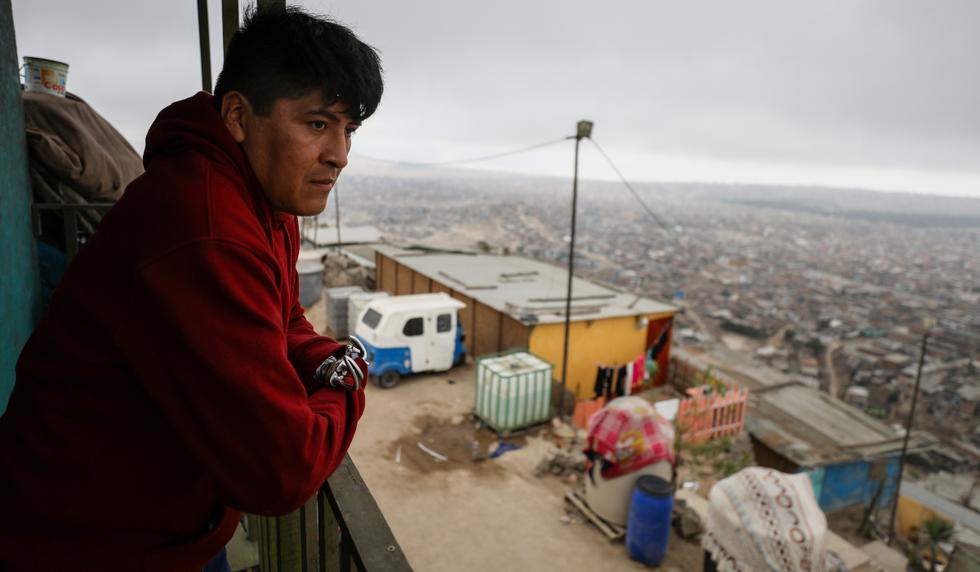 A pesar del abandono de hogar de su cónyuge, Guzmán Roberto decidió no rendirse y seguir luchando por él y su hijo. La vista de la ciudad desde su casa en TIclio chico, en Villa María del Triunfo, le recuerda las intenciones de sobresalir | Foto: Julio Reaño / @photo.gec