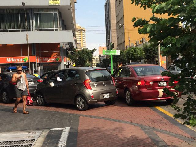 Autos estacionados en veredas de Miraflores (Foto WhtasApp)