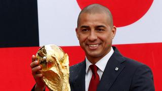 El trofeo del Mundial llegó a Colombia en manos de Trezeguet