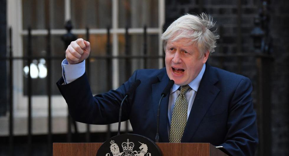 El primer ministro británico, Boris Johnson, pronuncia un discurso en las afueras de Downing Street, en el centro de Londres, el pasado 13 de diciembre luego de la victoria de las elecciones generales de su partido conservador. (AFP)