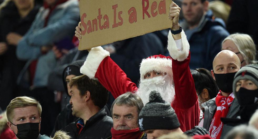 Imagen que grafica la pasión por el fútbol y los sentimientos de Navidad. (Foto: AFP)