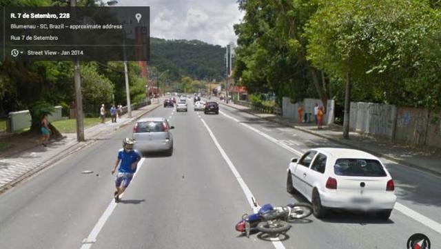 Google Street View capta accidente de moto - 5