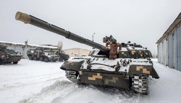Un militar de las Fuerzas Militares de Ucrania sale de un tanque de la 92ª brigada mecanizada en una base cerca de la aldea de Klugino-Bashkirivka, en la región de Kharkiv, el 31 de enero de 2022. (Serguéi BOBOK / AFP).