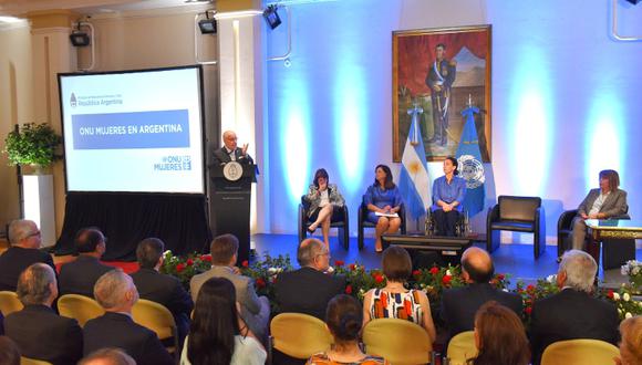 El canciller Jorge Faurie durante la firma del acuerdo de cooperación "Programa País por la Igualdad" acompañado por la vicepresidenta de Argentina, Gabriela Michetti (2d) y la directora regional de ONU Mujeres para las Américas y el Caribe, Luiza Carvalho (3i), en Buenos Aires (Argentina). (Foto: EFE/Roberto Garagiola)