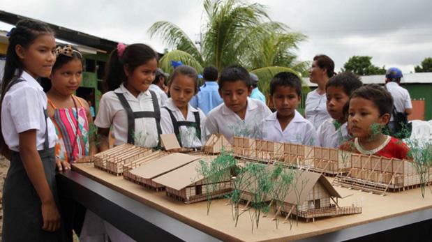 Escolares de zonas rurales miran las maquetas del Plan Selva, proyecto que inspira la apuesta peruana para la Bienal de Arquitectura de Venecia 2016. (Foto: Andina)
