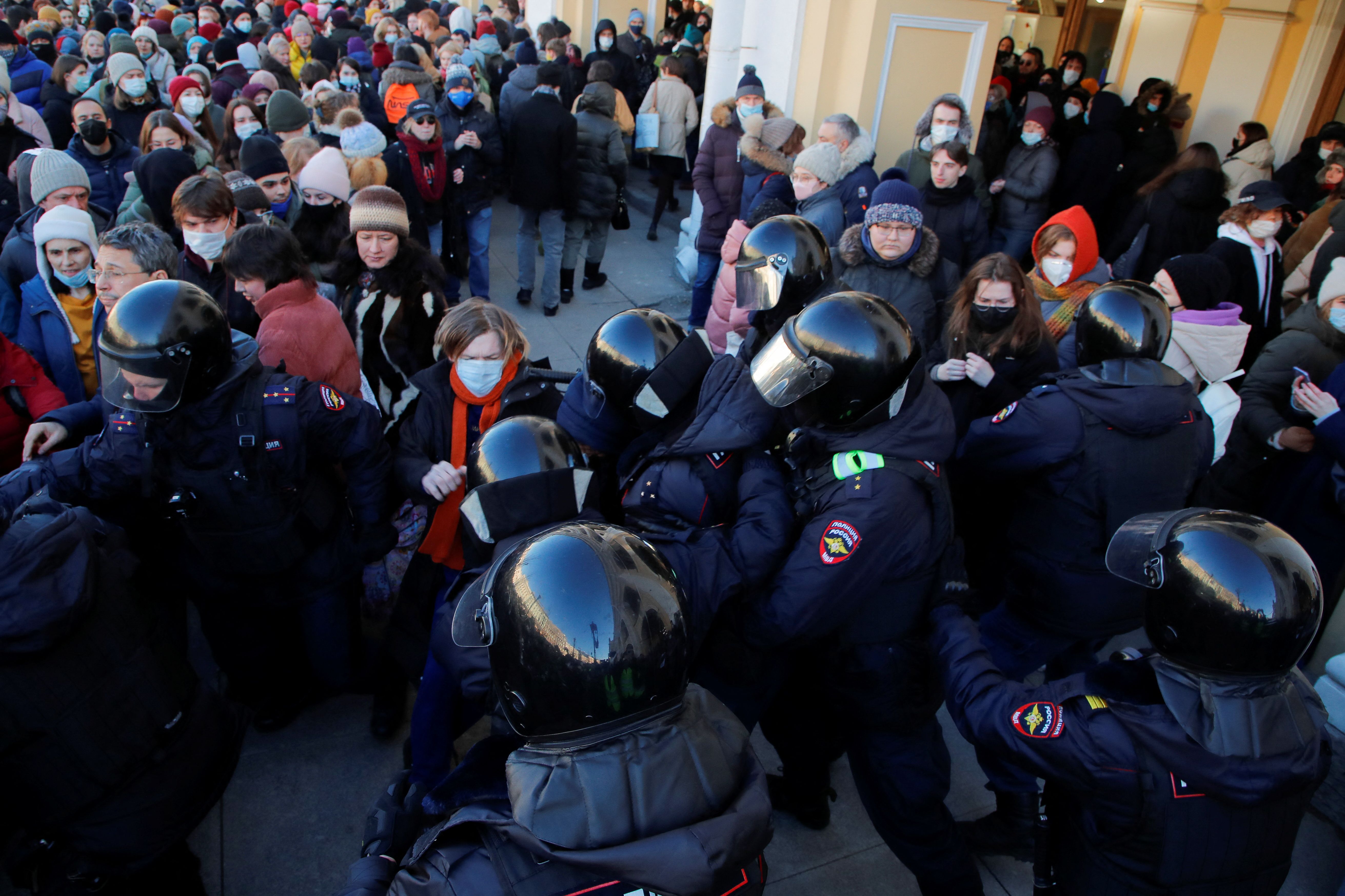 Demonstrators clash with police officers during an anti-war protest against the Russian invasion of Ukraine, in Saint Petersburg, Russia.  (Photo: REUTERS/Anton Vaganov).