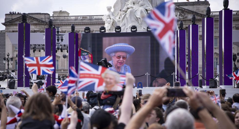 Una multitud mira la imagen de la reina Isabel II en el balcón del Palacio de Buckingham durante las celebraciones del Jubileo de Platino en Londres. (Foto: EFE)