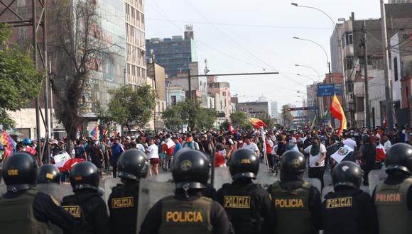 Manifestantes se enfrentan a la PNP en distintos puntos de Lima. (Fotos GEC: Hugo Curotto / Alessandro Currarino / Julio Reaño / Jorge Cerdán)