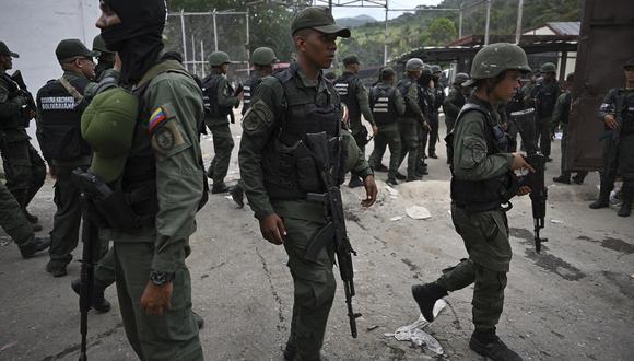 Miembros de la Guardia Nacional Bolivariana (GNB) hacen guardia afuera de la prisión de Tocorón en Tocorón, estado Aragua, Venezuela, el 20 de septiembre de 2023. (Foto de YURI CORTEZ / AFP)