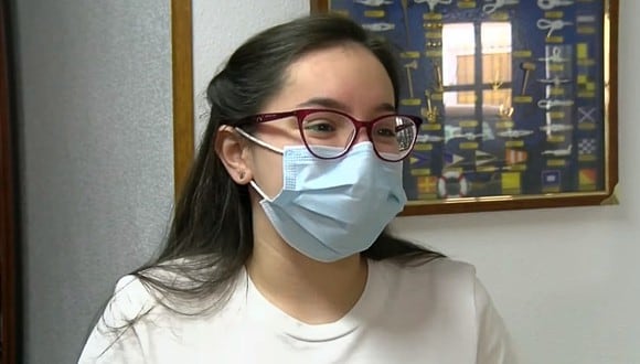 Verena, la adolescente que tose cada tres segundos desde que se enfermó de covid-19. (Foto: Europa Press / YouTube)