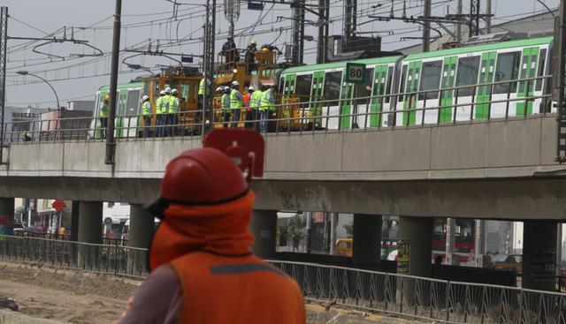 Ingenieros del Metro de Lima trabajaron para retirar el tren que quedó varado entre las estaciones San Juan y Atocongo, cuando se dirigía de sur a norte. (Foto: Miguel Bellido / El Comercio)