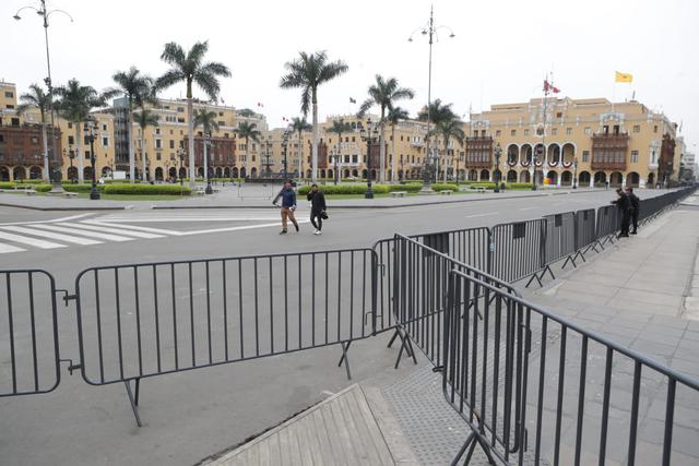 Gobierno vuelve a cerrar la Plaza de Armas como contingencia a próxima protesta. (Foto: Alessandro Currarino / @photo.gec)