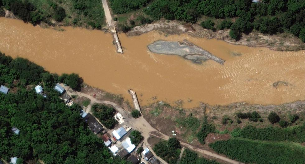 Una imagen satelital proporcionada por Maxar Technologies muestra un puente sumergido en el río Grande de Arecibo, después de las inundaciones causadas por el huracán Fiona en Puerto Rico. (EFE).