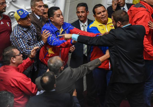 Venezuela: La agitada sesión que aprobó el juicio contra Maduro - 3
