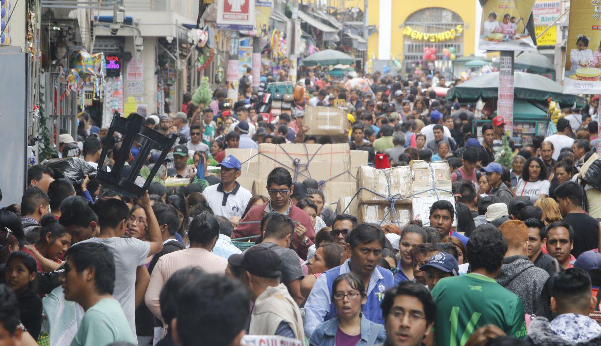 Compradores, jaladores y estibadores pugnan por un espacio en las calles cada vez más congestionadas de Mesa Redonda. Desde el lunes se restringirá el ingreso de vehículos. (Miguel Bellido)