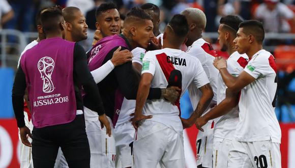Perú vs. Dinamarca: Cueva fue consolado por Guerrero luego de errar penal en el Mundial Rusia 2018. (Foto: AFP)