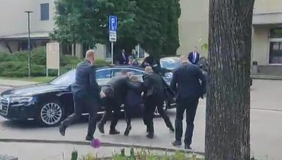 Esta imagen tomada de un video muestra al personal de seguridad llevando al primer ministro de Eslovaquia, Robert Fico (centro), hacia un vehículo después de que le dispararan en Handlova. (Foto de RTVS/AFP).