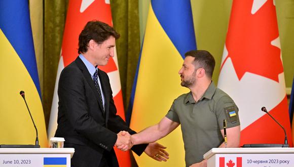 El presidente de Ucrania, Volodymyr Zelensky (derecha), y el primer ministro de Canadá, Justin Trudeau, se dan la mano durante una conferencia de prensa posterior a sus conversaciones en Kiev el 10 de junio de 2023. (Foto de Sergei SUPINSKY / AFP)