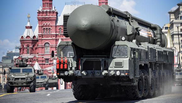 Un sistema ruso de misiles balísticos intercontinentales Yars RS-24 y otros vehículos militares se mueven por la Plaza Roja durante un desfile militar, el 24 de junio de 2020. (ALEXANDER NEMENOV / AFP).