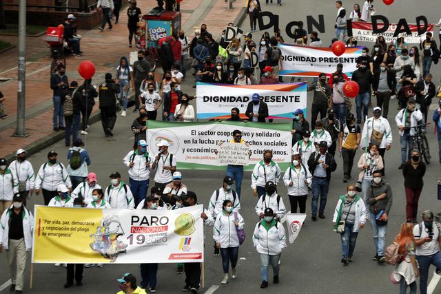 Manifestantes marchan hoy durante una nueva jornada de paro nacional en las calles de Bogotá (Colombia). Sindicatos y movimientos sociales colombianos tomaron parte este jueves de otra jornada nacional de protesta contra la política social y económica del Gobierno de Iván Duque. (Foto: EFE)
