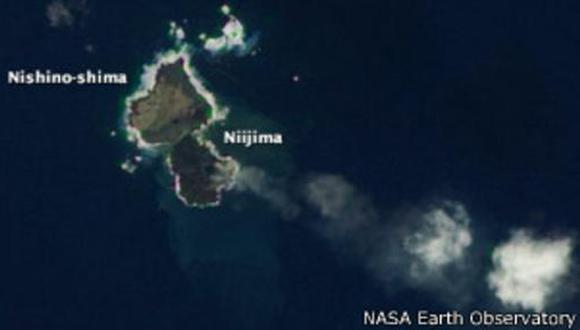 Una isla volcánica devora a su vecina en el Pacífico