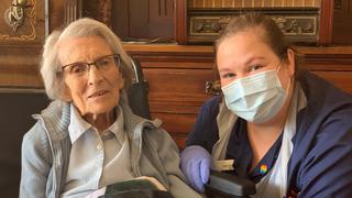 La mujer de 106 años que recibió el alta médica tras vencer al coronavirus