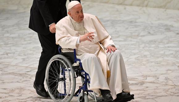 El papa Francisco llega en silla de ruedas a una audiencia en el salón Pablo VI del Vaticano, el 5 de mayo de 2022. (Alberto PIZZOLI / AFP).