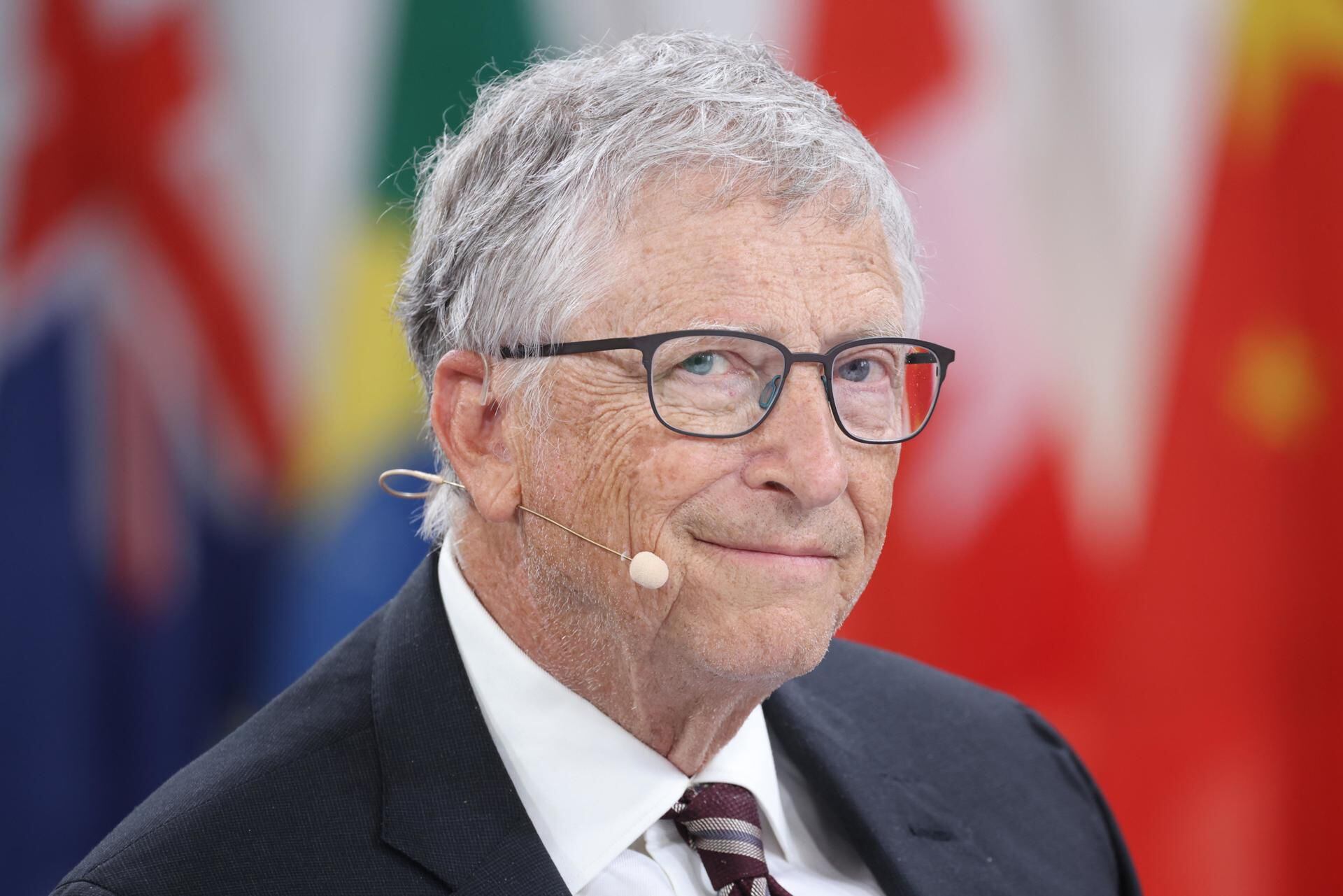 Bill Gates observa durante una mesa redonda en la Cumbre de Soluciones Globales de Berlín, celebrada del 7 al 24 de mayo de 2024. (EFE/EPA/CLEMENS BILAN).