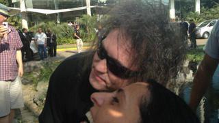 FOTOS: Robert Smith de The Cure atendió a sus fans y firmó autógrafos antes de dejar Lima