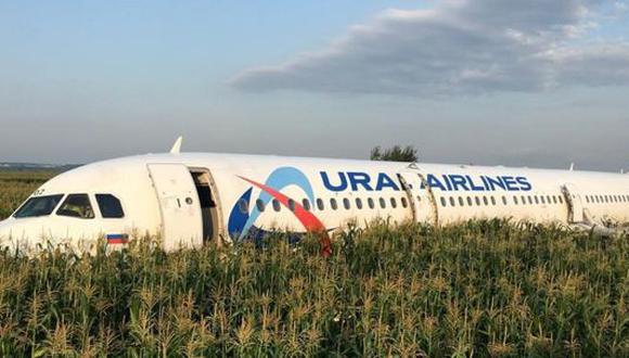 La tripulación del avión de Ural Airlines tuvo suerte de tener un campo de maíz que sirviera como cojín para aterrizar. (Foto: REUTERS, vía BBC Mundo).