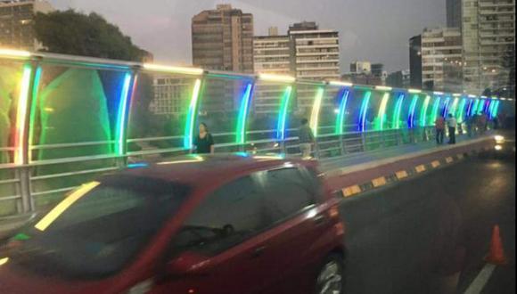 Algunos criticaron las luces multicolores colocadas en el puente Villena de Miraflores.(@senoravaca/Twitter)