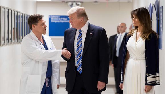 Donald Trump y su esposa Melania saludan al doctor Igor Nichiphorenko en un hospital que atiende a víctimas de la masacre en Florida. (Foto: AFP/Jim Watson)