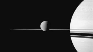 Hallan un océano de agua líquida en una luna de Saturno