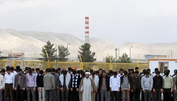 Estudiantes iraníes rezan frente a la instalación de conversión de uranio de Isfahán durante una manifestación en apoyo del programa nuclear de Irán y contra las amenazas militares de Israel el 15 de noviembre de 2011. (AFP PHOTO/STR).