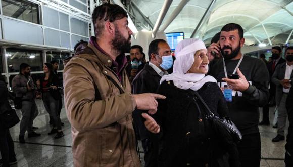 Los migrantes iraquíes que volvieron a casa desde la capital de Bielorrusia, Minsk, llegan al aeropuerto de Arbil, la capital de la región autónoma kurda del norte de Irak. (Foto: Safin HAMED / AFP)