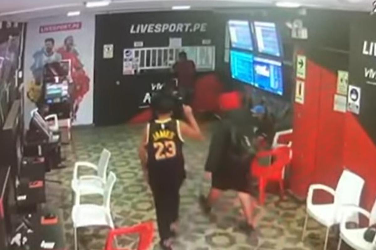 Los Olivos: PNP captura a balazos a ladrones durante asalto a casa de  apuestas tras semifinal de la Champions | VIDEO RMMN | LIMA | EL COMERCIO  PERÚ