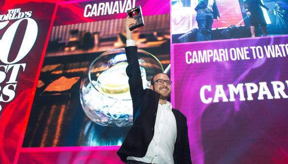 El mixólogo peruano y dueño de Carnaval, Aaron Díaz, subió a recibir el galardón. Este es el primer premio otorgado por The World's 50 Best Bars que recibe un bar peruano. (Foto: Difusión)