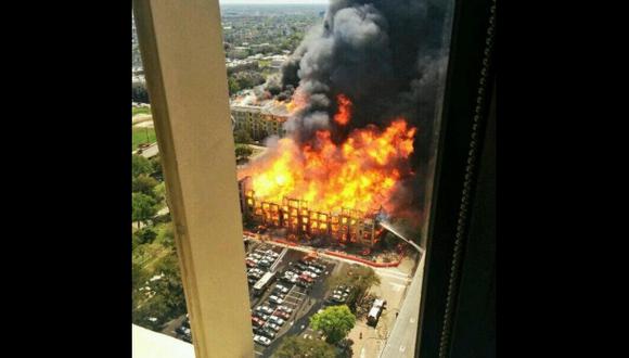 EE.UU.: incendio consume a edificio cerca del centro de Houston