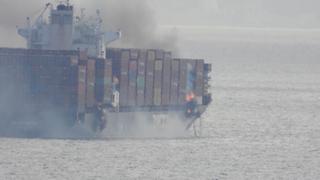 Canadá: se incendia en el Pacífico un barco que lleva más de 52.000 kilos de químicos